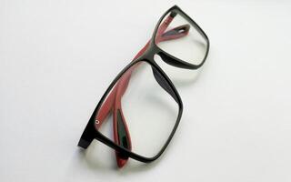 rot und schwarz Brille auf ein Weiß Hintergrund foto