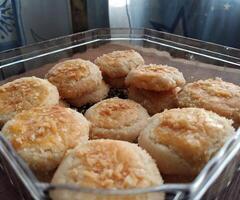 Baklava, ein traditionell Türkisch Dessert gemacht von klebrig Reis Mehl und Kokosnuss Flocken foto