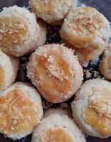 Baklava, ein traditionell Türkisch Dessert gemacht von klebrig Reis Mehl und Kokosnuss Flocken foto