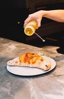 traditionell Italienisch Calzone gemacht mit frisch Teig im ein holzbefeuert Ofen foto