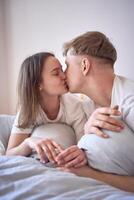 ein jung schön Paar umarmen und küssen im Bett, Wellness beim Zuhause foto