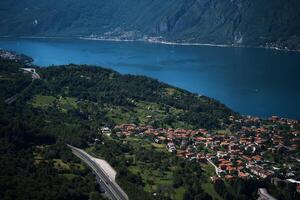 oben Aussicht von das Stadt und das Straße auf das Ufer von See como foto