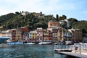 das Bucht, das Boote und Häuser von Portofino durch das Meer und auf das Hügel foto