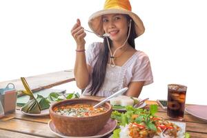Frau tragen ein Gelb Hut mit thailändisch Essen foto