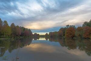 Herbst farbig Bäume und Wolken farbig beim Sonnenaufgang foto