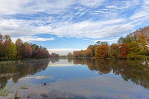 Herbst farbig Bäume Betrachtung auf das Wasser foto