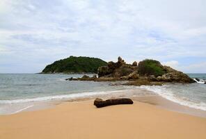 das Schönheit von Meer mit Strand, Berg, Blau Himmel und Weiß Wolken Hintergrund auf Sommer- Tag beim Phuket Thailand. Natur, natürlich Hintergrund und schön Landschaft Aussicht mit Kopieren Raum. foto