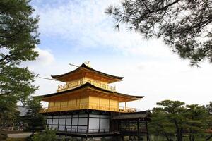 golden Pavillon oder Schloss mit Kopieren Raum. diese Platz Anruf Kinkakuji Tempel, Kyoto Japan. alt, alt Gebäude mit Außen Design. berühmt Platz zum Reise und besucht zu Asien. foto