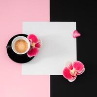 kreativ modisch Layout gemacht mit Tasse von Kaffee, Orchidee Blumen, Rosa vereiteln eingewickelt Schokolade Herz und Papier Karte Hinweis Kopieren Raum auf Licht Rosa und schwarz Hintergrund. minimal Konzept. eben legen. foto