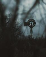 ai generiert alt Windmühle im das Feld foto