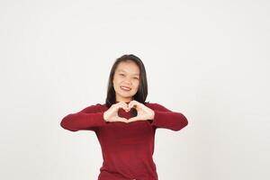 jung asiatisch Frau im rot T-Shirt zeigen Hand Liebe Zeichen isoliert auf Weiß Hintergrund foto