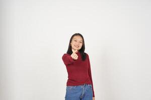 jung asiatisch Frau im rot T-Shirt zeigen Koreanisch Liebe Finger isoliert auf Weiß Hintergrund foto
