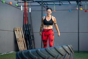 glücklich stark Frau stolz während Arbeiten aus im das Fitnessstudio foto