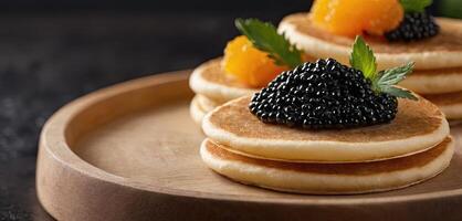 ai generiert Pfannkuchen mit Kaviar zum Frühstück Markieren Luxus Morgen Mahlzeit. golden Stapel gekrönt mit schwarz Kaviar foto