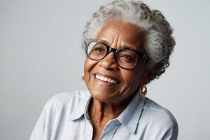 ai generiert ein Alten dunkelhäutig glücklich Frau tragen Brille auf ein grau solide Hintergrund mit Kopieren Raum. ai generiert foto