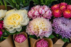 ai generiert mehrfarbig pionen im ein Blume Geschäft - - frisch liefern von Schnitt Blumen zum Frühling Feiertage, Blumen- Geschäft. ai generiert foto