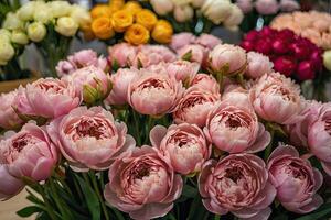 ai generiert mehrfarbig pionen im ein Blume Geschäft - - frisch liefern von Schnitt Blumen zum Frühling Feiertage, Blumen- Geschäft. ai generiert foto