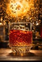 ai generiert ein Glas von Whiskey mit Eis und Spritzer. golden funkelt Hintergrund. ai generativ foto