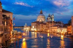 Aussicht von Venedig großartig Kanal und Santa Maria della Gruß Kirche im das Abend foto