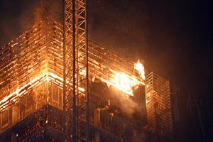 Warschau, Polen. 7 Juni 2019. ein Feuer beim das Warschau Nabe Konstruktion Seite? ˅. Feuer im ein Hochhaus Gebäude. foto