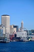 Innenstadt Seattle Horizont gesehen von das Wasser foto