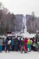 novosibirsk 10.01.2014 Warteschlange von Menschen auf das Ski Aufzug beim ein Ski Resort foto