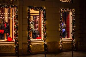 Mode Kreis monte Napoleon Bezirk, quadrilatero della Moda. Weihnachten Geschäft Fenster von berühmt Mode Marken auf das Abend Straße monte Napoleon. 5.12.2023 foto