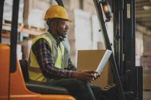 ai generiert industriell Warenhaus Mannschaft Ingenieur oder Arbeiter Mann mit Laptop Scanner Überprüfung Waren und Box Regal Lager und Sitzung auf Floklift im das Warenhaus Fabrik speichern, Zählen prüfen Aktie. foto