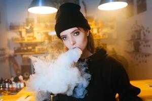 vaping Mädchen. jung Hipster Frau Dampfen e-cig beim das Vapeshop. HipHop Stil. Nahaufnahme. foto