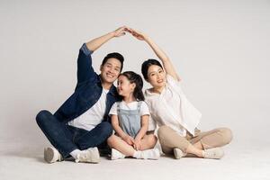 asiatisch Familie Porträt posieren auf Weiß Hintergrund foto
