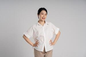 Porträt von schön asiatisch Frau posieren auf Weiß Hintergrund foto