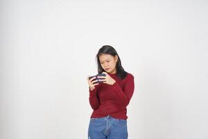 jung asiatisch Frau im rot T-Shirt spielen Handy, Mobiltelefon Spiel auf Smartphone isoliert auf Weiß Hintergrund foto