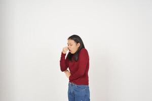 jung asiatisch Frau im rot T-Shirt riechen etwas stinkend und widerlich isoliert auf Weiß Hintergrund foto