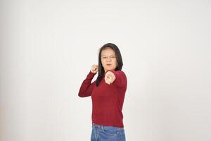 jung asiatisch Frau im rot T-Shirt zeigen beim Sie mit wütend Geste isoliert auf Weiß Hintergrund foto