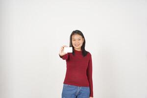 jung asiatisch Frau im rot T-Shirt zeigen leer Karte isoliert auf Weiß Hintergrund foto