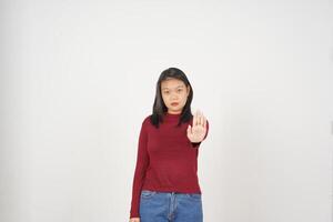 jung asiatisch Frau im rot T-Shirt halt Hand Geste, Ablehnung Konzept isoliert auf Weiß Hintergrund foto