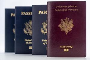 3 vereinigt Zustände und 1 Frankreich Reisepass transparent Hintergrund foto