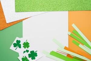 irisch Flagge gemacht von Farbe Papier mit Schnitt aus Kleeblatt Kleeblatt und funkeln Papier foto