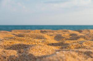 Nahansicht von Sand auf das Strand und Blau Sommer- Himmel. Panorama- Strand Landschaft. leeren tropisch Strand und Meereslandschaft. Orange und Gold Sonnenuntergang Himmel, Sanft Sand, Ruhe, Ruhe entspannend Sonnenschein, Sommer- Stimmung foto