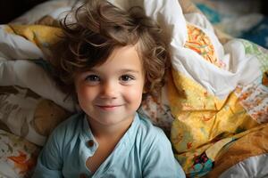 ai generiert Kind gut Morgen Konzept, oben Aussicht von ein süß lächelnd kaukasisch Junge Lügen auf Bett auf ein Decke und suchen beim Kamera foto