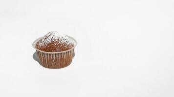 Muffin auf ein Weiß Tisch. Banner, kostenlos Raum zum Text auf das Rechts. Minimalismus Essen Foto