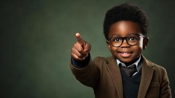 ai generiert afrikanisch amerikanisch Clever Kind Junge im Brille und passen zeigen Geste während Stehen auf Grün Hintergrund mit Kopieren Raum foto