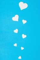 Papier Schnitt Herzen auf ein Blau Hintergrund. eben legen, oben Sicht. Konzept von Liebe, Feier, Valentinstag Tag. foto