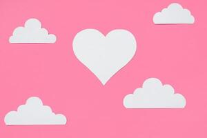 Herz und Wolken Schnitt von Papier. Flach, Rosa festlich Hintergrund. Valentinstag Tag Konzept, Liebe Poster, Gruß Karte. foto