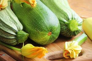 frische Bio-Zucchini auf dem Holztisch foto