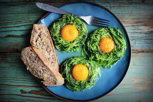 gebraten Ei im Zucchini Nudel Nest, gesund Frühstück, oben Aussicht foto