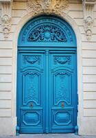alt gestaltet Vorderseite Tür Eingang, Weiß Fassade und Blau Tür, Paris, Frankreich foto