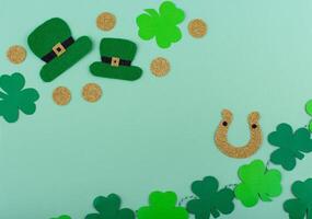 st. Patrick's Tag Konzept mit Kobold Hut, Gold Münzen und Hufeisen foto