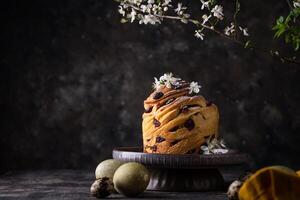 Ostern Kuchen cruffin mit Rosinen und Cranberry foto