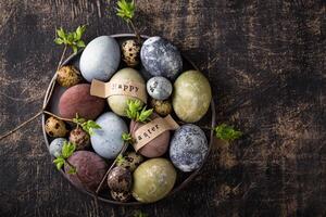 Ostern Eier gemalt mit natürlich Farbstoff foto